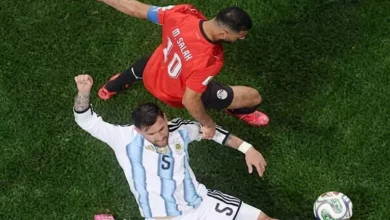 تدخل مثير على مرموش خلال استقبال لاعب الأرجنتين بعد المونديال