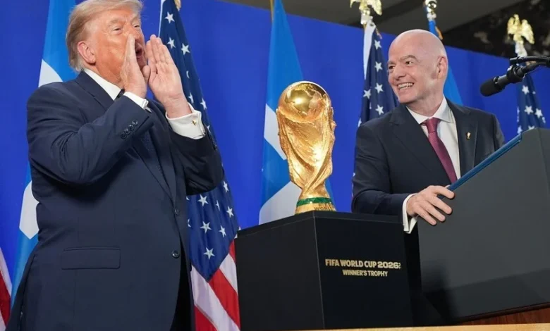 ترامب والسيدة الأولى ميلانيا يتابعان نهائي كأس العالم من الملعب خلف زجاج مضاد للرصاص (فيديوهات) 1 ترامب والسيدة الأولى ميلانيا يتابعان نهائي كأس العالم من الملعب خلف زجاج مضاد للرصاص (فيديوهات)