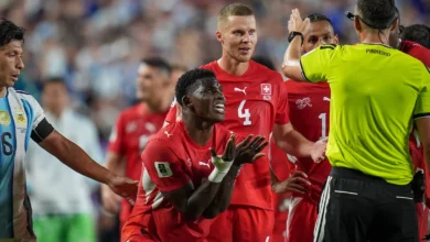 "تقنية VAR تعيد النظر في قرار الحكم.. تفاصيل أغرب طرد في مباراة الأرجنتين وسويسرا (فيديو)"