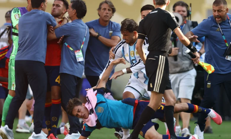 جافي يكشف عن موقفه من معاقبة لاعبي الأرجنتين بعد اعتداء النهائي 1 جافي يكشف عن موقفه من معاقبة لاعبي الأرجنتين بعد اعتداء النهائي