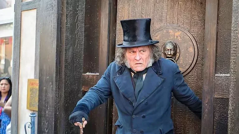 جوني ديب يتصدر الترند بعد ظهوره الغريب في إعلان فيلم "Ebenezer: A Christmas Carol"