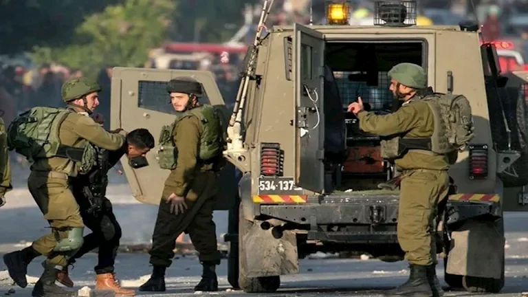 جيش الاحتلال يعتقل 13 فلسطينياً في نابلس استعداداً لهدم منزلين
