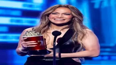 جينيفر لوبيز تتألق بفستان شفاف ومصممة أزياء تعبر عن رأيها