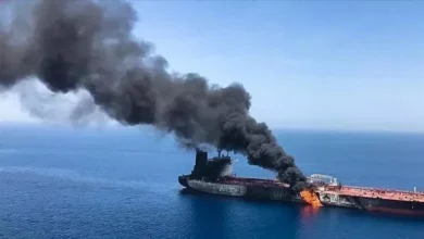 حريق في ناقلة نفط إثر إصابتها بمقذوف قبالة عُمان، حسب هيئة بريطانية