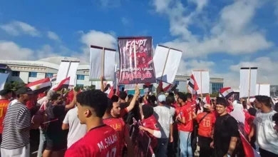 حشود جماهيرية أمام مطار العلمين لاستقبال منتخب مصر بعد البطولة