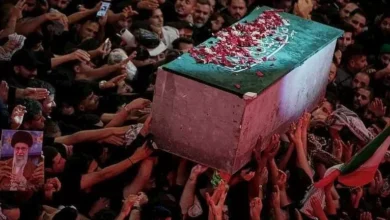 حشود كبيرة تشيع جثمان علي خامنئي في كربلاء قبل نقله إلى إيران