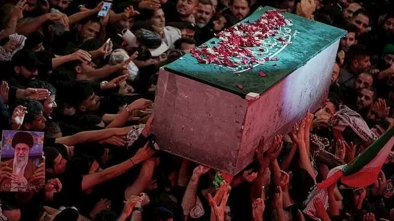 حشود كبيرة تشيع جثمان علي خامنئي في كربلاء قبل نقله إلى إيران