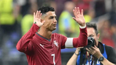 "حفيظ دراجي يواسي كريستيانو: التاريخ لا يُكتب دائمًا بالبطولات"