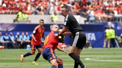 خطأ غريب يحرج حكم مباراة إسبانيا بعد انضمام لاعب لبلجيكا