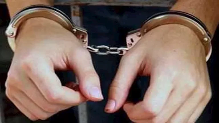 "خلاف بين رجل وطليقته يؤدي إلى إلقاء طفل تحت سيارة في البدرشين"