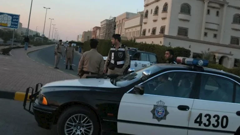 خليجي يقتل سودانيًا ويطلق النار على الإبل في سوق بالكويت 1 خليجي يقتل سودانيًا ويطلق النار على الإبل في سوق بالكويت