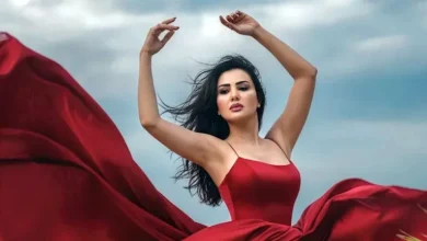 دينا فؤاد تتألق بفستان أحمر طويل في إطلالة جريئة وأنيقة