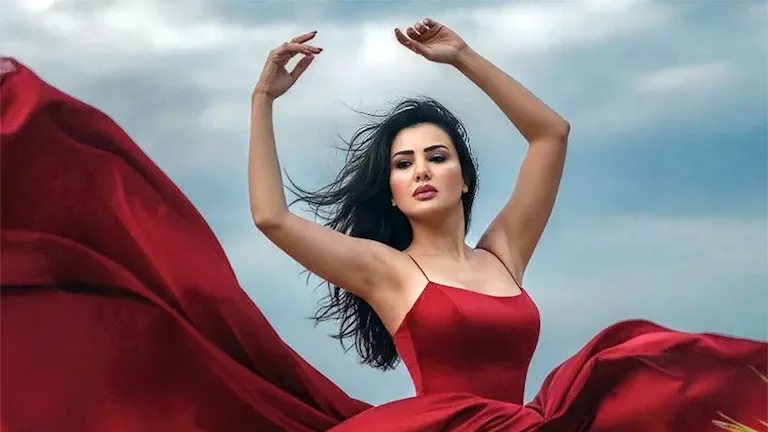 دينا فؤاد تتألق بفستان أحمر طويل في إطلالة جريئة وأنيقة