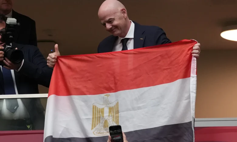 رئيس "الفيفا" يُفاجئ الجماهير المصرية بعد هزيمة الفراعنة أمام الأرجنتين (صورة)