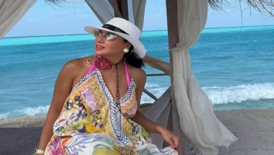 رانيا يوسف تتألق بإطلالة جريئة على البحر في أجواء الصيف