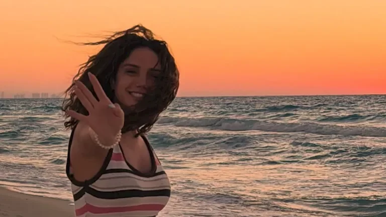 رنا رئيس تنشر صوراً رومانسية مع زوجها على شاطئ البحر في أحدث ظهور