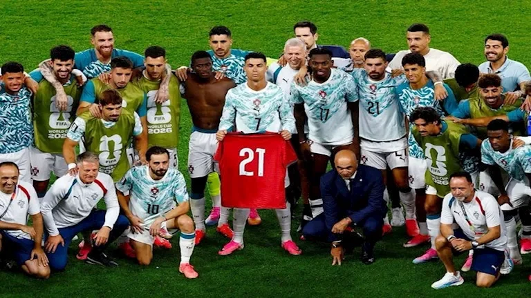 رونالدو ونجوم البرتغال يحتفلون بقميص ديوجو جوتا بعد التأهل