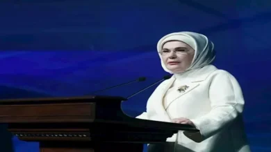 زوجة أردوغان ترد على ماكرون بعد محاولته تقبيل يدها في فيديو 2 زوجة أردوغان ترد على ماكرون بعد محاولته تقبيل يدها في فيديو