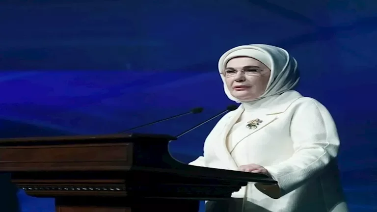 زوجة أردوغان ترد على ماكرون بعد محاولته تقبيل يدها في فيديو 1 زوجة أردوغان ترد على ماكرون بعد محاولته تقبيل يدها في فيديو