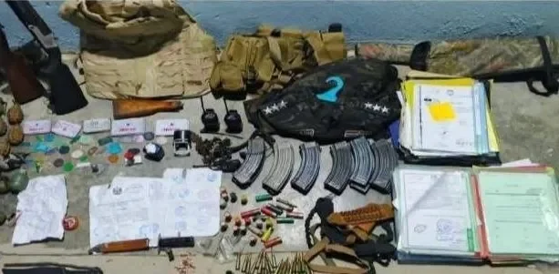 شرطة الأنبار تقبض على متهم بحوزته أسلحة وأختام ومعاملات مزورة 1 شرطة الأنبار تقبض على متهم بحوزته أسلحة وأختام ومعاملات مزورة