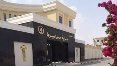 شقيق سيدة في أسيوط متهم بابتزازها بصور خاصة
