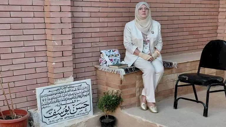 شمس البارودي تزور قبر زوجها حسن يوسف برفقة نجلها عبدالله - صور
