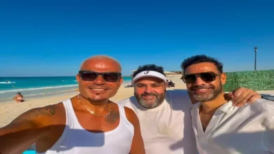 "شيكو يشارك صورة مع عمرو دياب وأمير طعيمة في الساحل: الأبيض يبدو خطرًا"