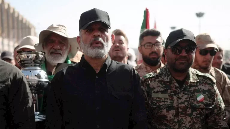 صلاة الجنازة على خامنئي بحضور الرئيس الإيراني وكبار المسؤولين في البلاد