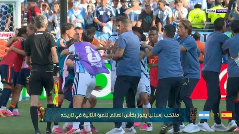 "صور مشادة لاعبي الأرجنتين وإسبانيا بعد نهائي المونديال بتدخل سكالوني"