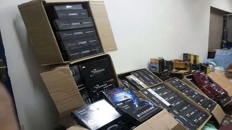 ضبط محل في الجيزة يبيع أجهزة ريسيفر لفك القنوات المشفرة بدون ترخيص