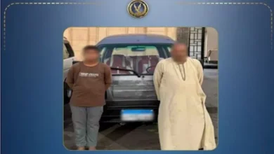 طفل في الخامسة عشر من عمره يقود سيارة والده في الهرم ويعرض حياة المارة للخطر