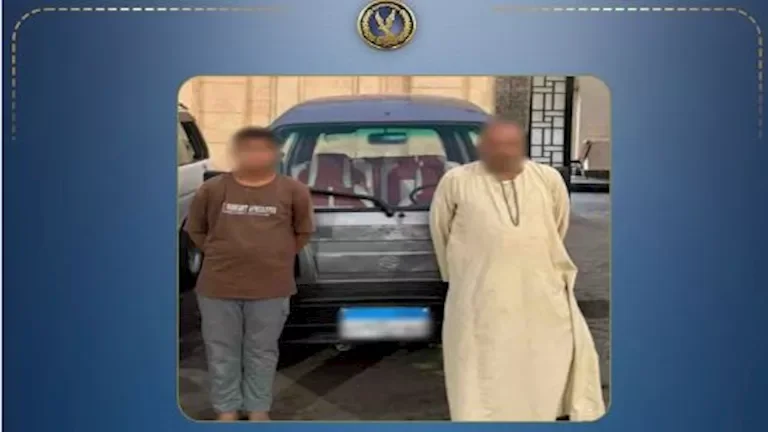 طفل في الخامسة عشر من عمره يقود سيارة والده في الهرم ويعرض حياة المارة للخطر