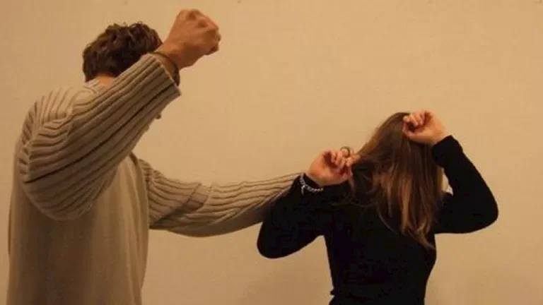 "طلاق غيابي بعد 40 سنة زواج: سيدة تواجه العنف والديون من أجل أبنائها"