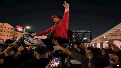 "عامل توصيل يلفت الأنظار خلال احتفالات تأهل منتخب مصر"