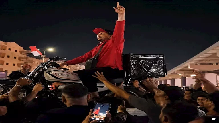 "عامل توصيل يلفت الأنظار خلال احتفالات تأهل منتخب مصر"