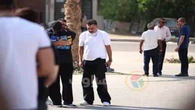 عمرو مصطفى يؤدي صلاة الجنازة على والد تامر حسني في مسجد الدجوي - صور