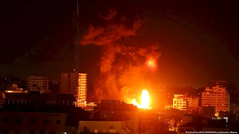 غارات إسرائيلية تستهدف منازل ومناطق متفرقة في قطاع غزة