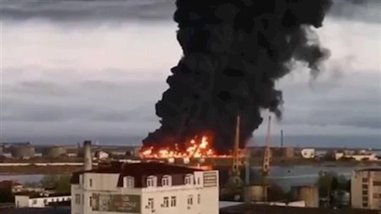 غارات جوية تستهدف ميناء الحديدة في غرب اليمن حسب رويترز