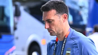 غالب دموعه.. أول تعليق لمدرب الأرجنتين بعد الانتصار المثير للجدل على مصر