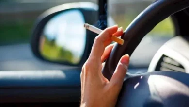 "غرامة 15 ألف دينار وسحب رخصة القيادة لمخالفي إلقاء السجائر وأكواب الشاي من السيارات"