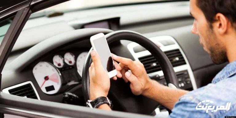 غرامة 900 ريال لمخالفة استخدام الهاتف المحمول أثناء القيادة
