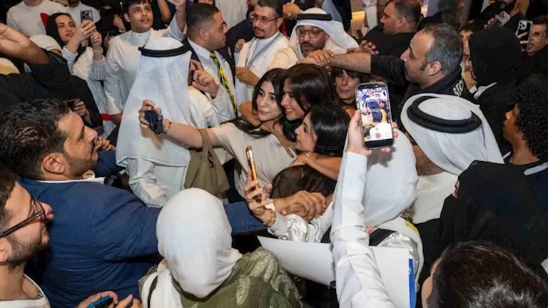 فتاة تطارد العوضي وبكاء معجبة ياسمين عبدالعزيز في عروض الأفلام 1 فتاة تطارد العوضي وبكاء معجبة ياسمين عبدالعزيز في عروض الأفلام