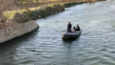 فرق الإنقاذ النهري تواصل جهودها للعثور على سائق سقط في مجرى مائي بعد حادث اصطدام