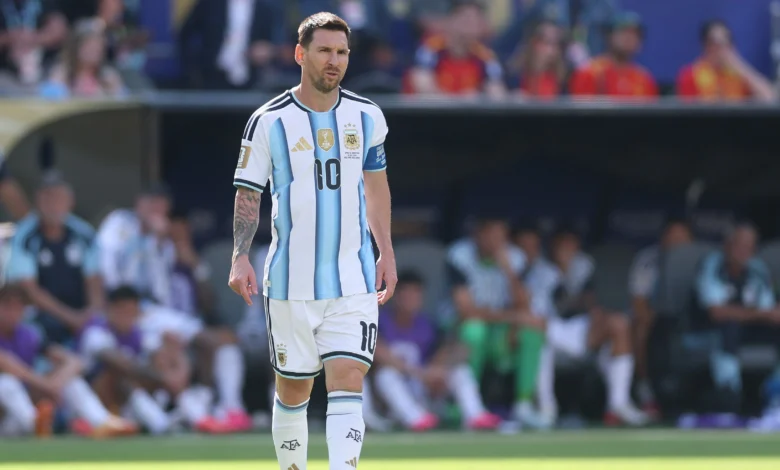 فيديو.. زميل ميسي يرتكب خطأً فادحاً يثير الضحك