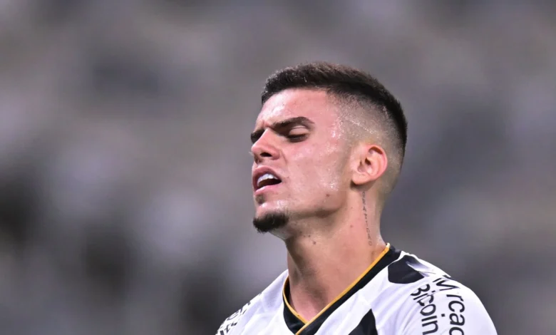 فيديو: عقوبة تاريخية قد تؤثر على كرة القدم.. إيقاف لاعب حتى يتعافى ضحيته