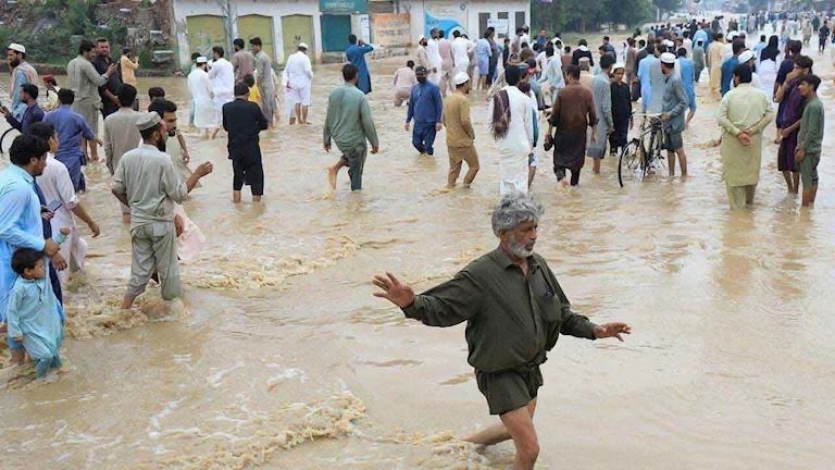 فيضانات تجتاح قرى شرق باكستان وتدفع السكان لمغادرة منازلهم