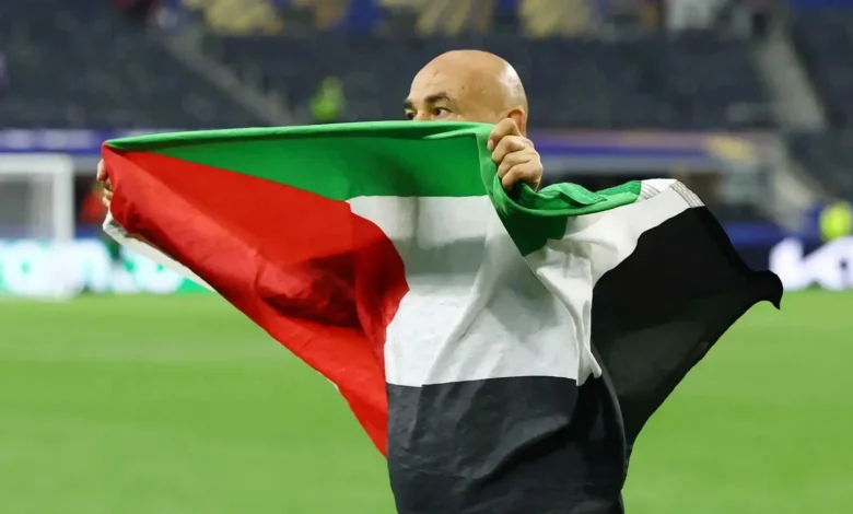 "فيفا" يوضح موقفه: أول تعليق رسمي بعد رفع حسام حسن العلم الفلسطيني