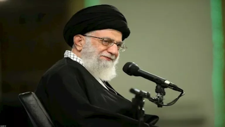 قائد الحرس الثوري الإيراني يظهر بجانب نعش خامنئي في طهران