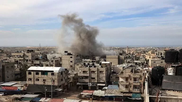 قصف إسرائيلي يستهدف خيام النازحين في غزة: شهداء وجرحى