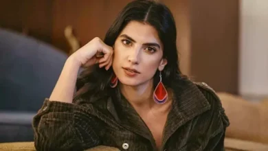 كارمن بصيبص تتألق بجمبسوت أنيق.. اكتشفي سر إطلالتها المميزة 3 كارمن بصيبص تتألق بجمبسوت أنيق.. اكتشفي سر إطلالتها المميزة
